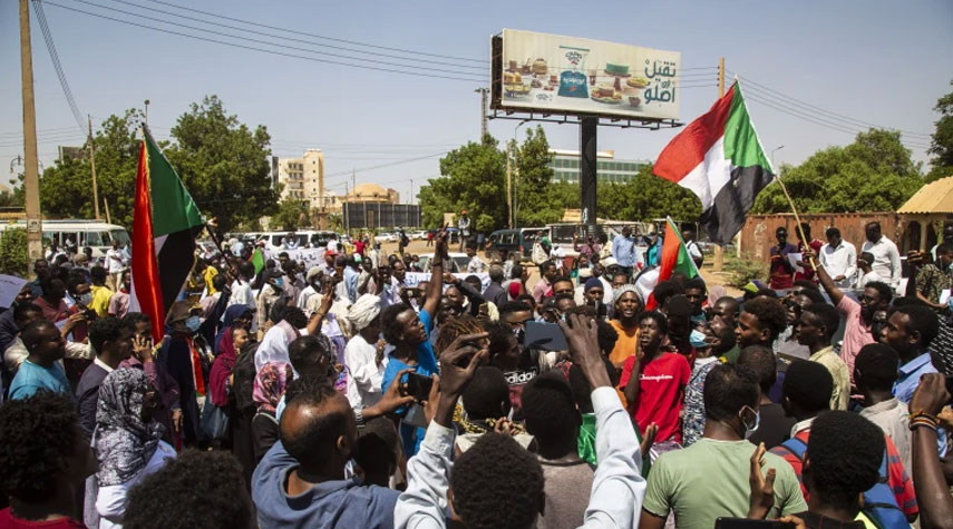 آلاف السودانيين يتظاهرون للمطالبة بالحكم المدني