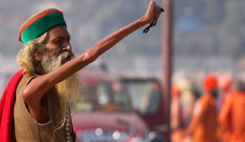 هندي يرفع يده طيلة 45 عاماً دون أن ينزلها!