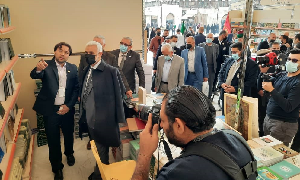 الأمين العام للعتبة الكاظمية المقدسة يزور جناح العتبة الرضوية المقدسة في معرض الكتاب الدولي السابع
