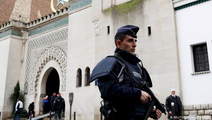 الداخلية الفرنسية تعلن إغلاق 21 مسجداً