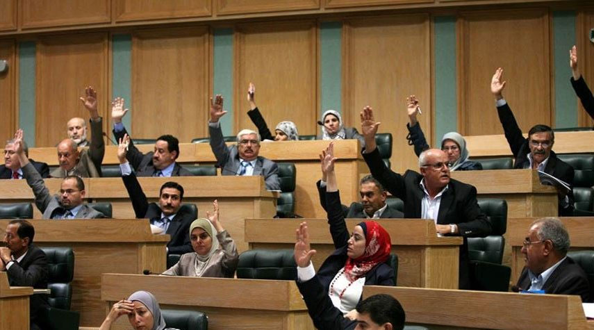 نواب أردنيون يهددون بطرح الثقة بالحكومة إذا لم تتراجع عن "اتفاق النوايا"