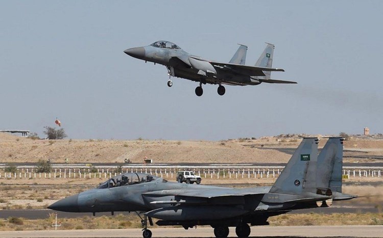القوات اليمنية تدك قاعدة الملك خالد الجوية بصواريخ باليستية