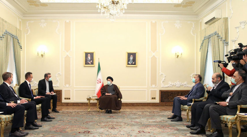 رئيسي يؤكد على دور لجنة التعاون المشتركة في توسيع العلاقات الإيرانية الهنغارية