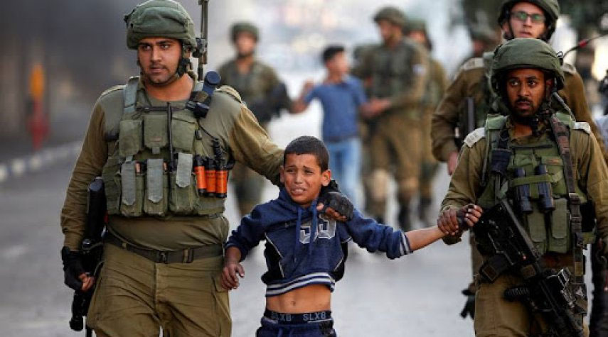 الاحتلال يعتدي بالضرب على طفل فلسطيني في الخليل