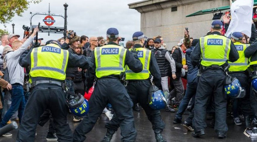 الشرطة البريطانية تستخدم الهراوات في تفريق المحتجين على قيود كورونا