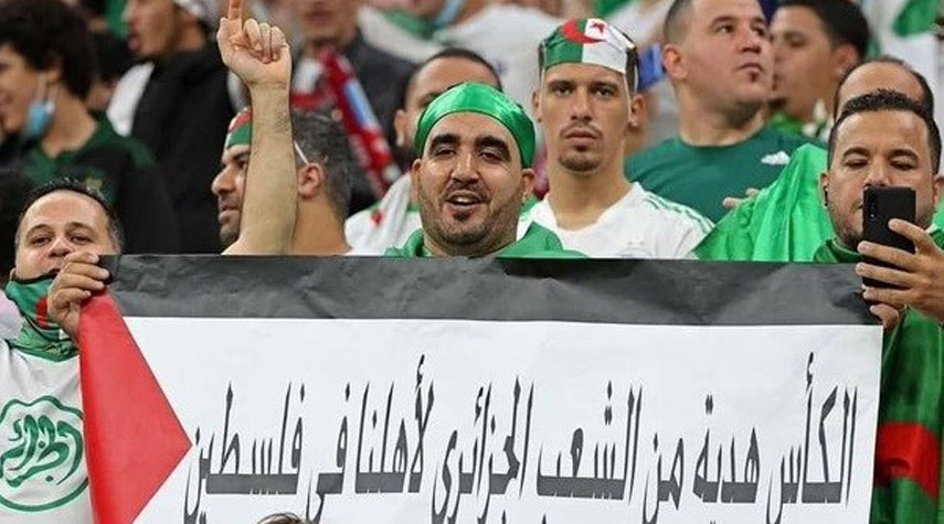 المنتخب الجزائري ينتصر علي معسكر التطبيع ويرفع علم فلسطين