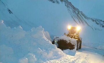 بالصور من ايران.. عملية إزالة الثلوج في طرق جهارمحال وبختياري