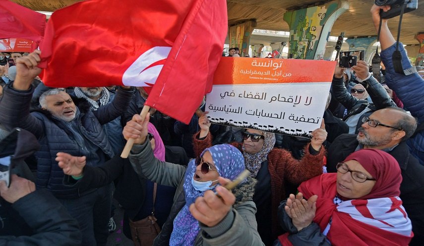 الداخلية التونسية تتهم محتجين بالاعتداء على الشرطة