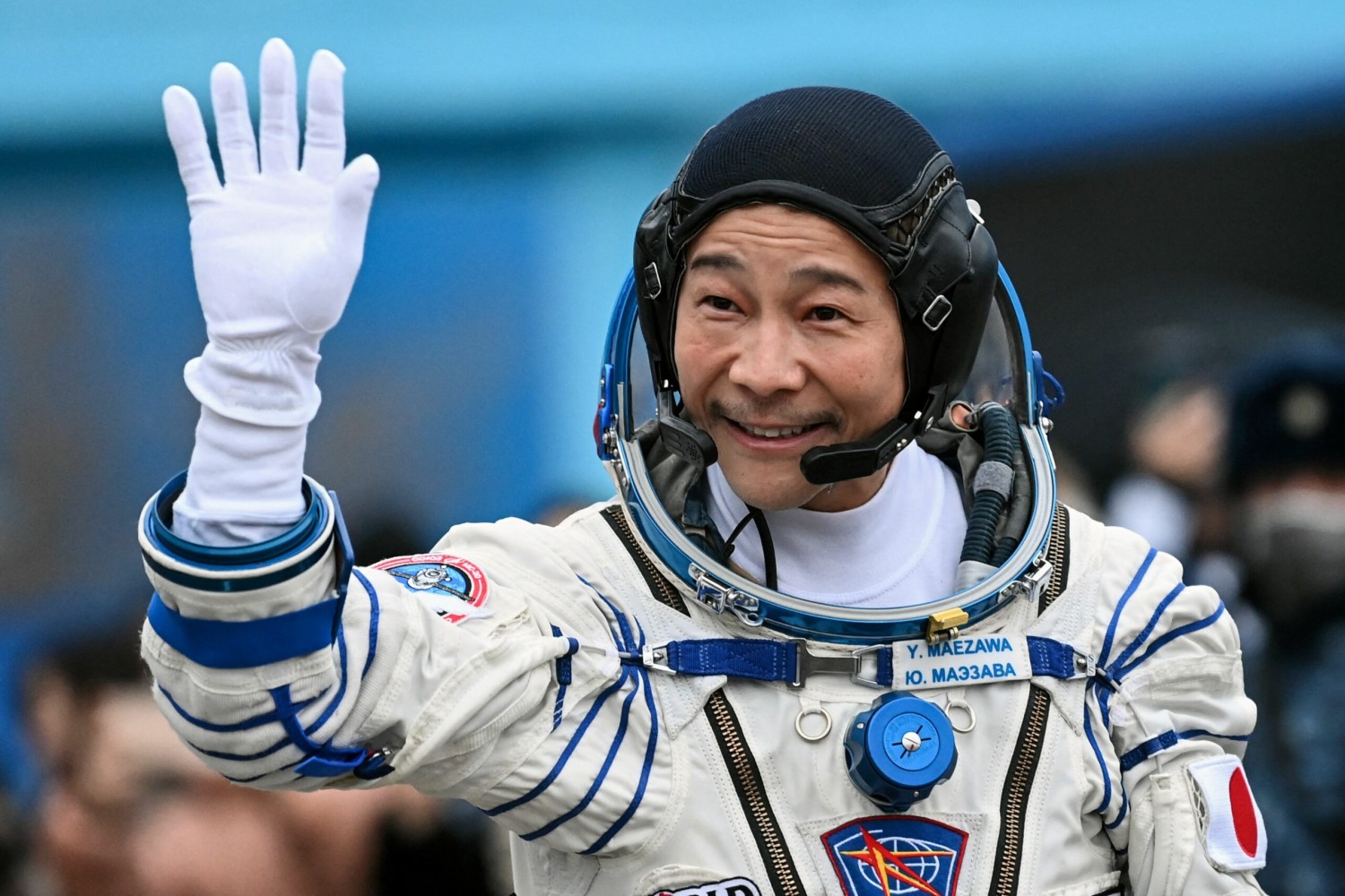 ثري ياباني يعود إلى الأرض بعد رحلة للفضاء