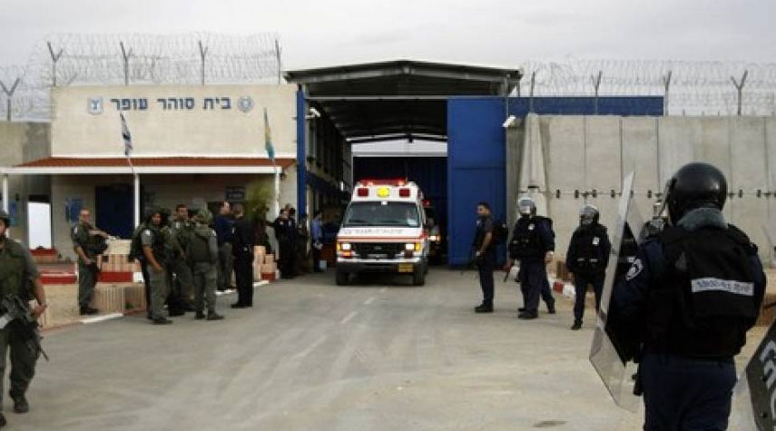 طعن ضابط صهيوني داخل سجن نفحة وتوتر يسود سجون الاحتلال