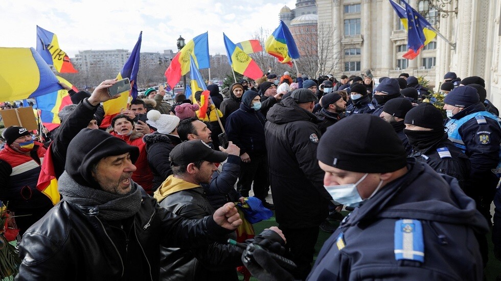 رومانيا.. محتجون على إلزامية "تصريح كورونا" يحاولون اقتحام البرلمان