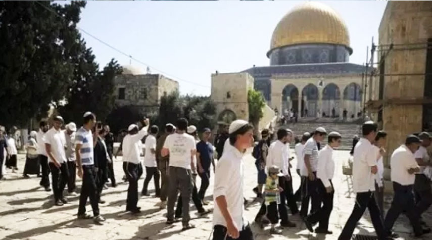 قطعان المستوطنين بحماية جنود الاحتلال تقتحم المسجد الأقصى