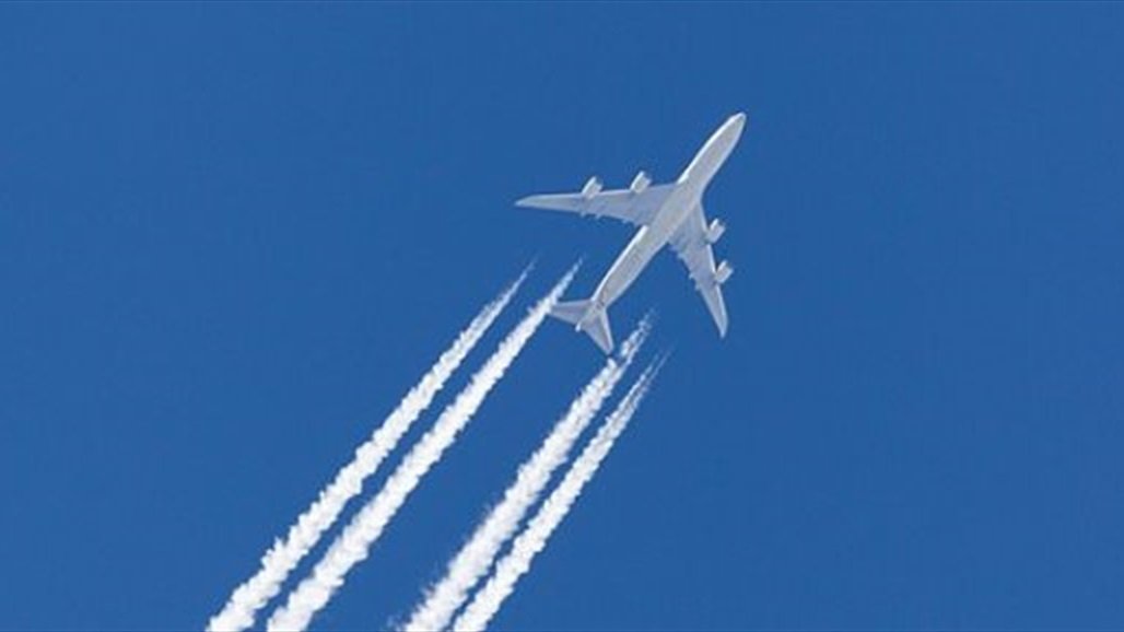 سر الخط الأبيض الذي يظهر خلف الطائرة في السماء