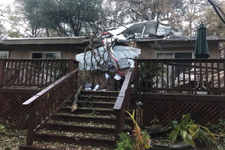 تحطم طائرة على سطح منزل في كاليفورنيا