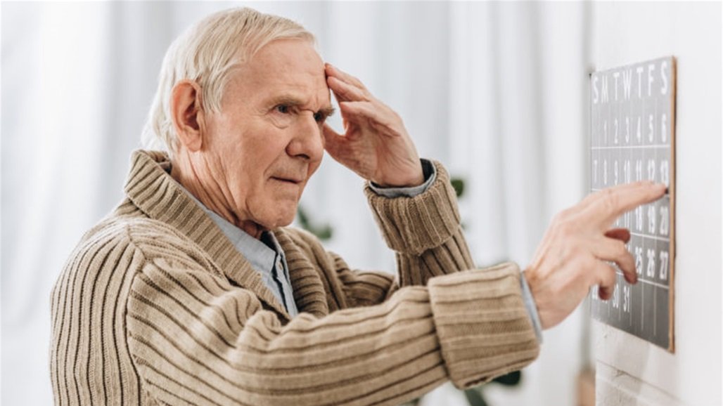 أعراض "مبكرة" للخرف يمكن أن تظهر في منتصف العمر