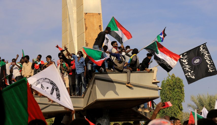 المتظاهرون السودانيون يتجهون نحو القصر الجمهوري