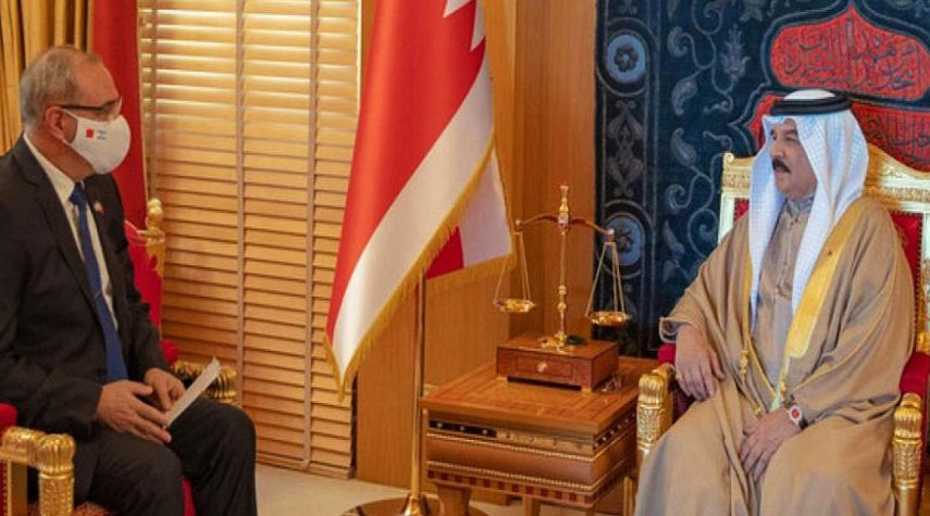 ملك البحرين يتسلم أوراق اعتماد أول سفير للاحتلال في المنامة