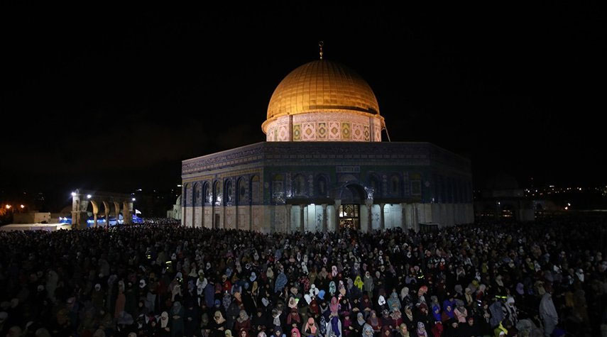الفلسطينيون يؤدون صلاة الفجر في المسجد الأقصى المبارك