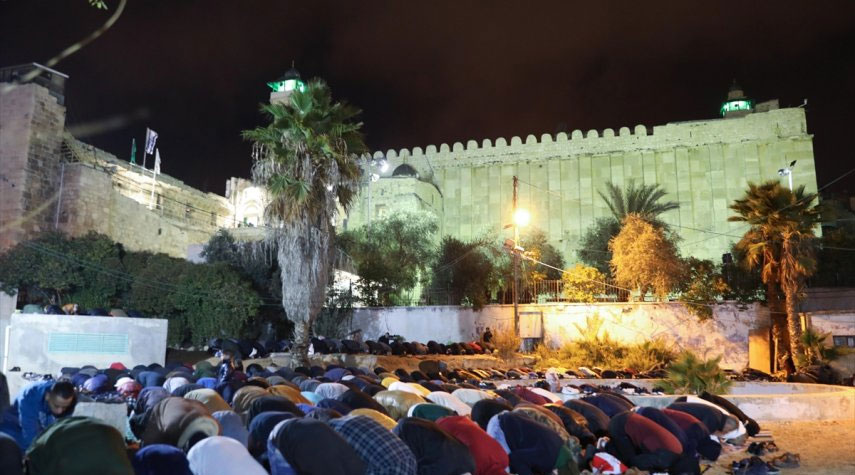 الفلسطينيون يحيون فجر الرباط في المسجد الإبراهيمي