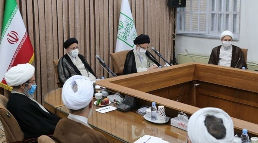 الرئيس الإيراني يلتقي مراجع الدين في قم المقدسة