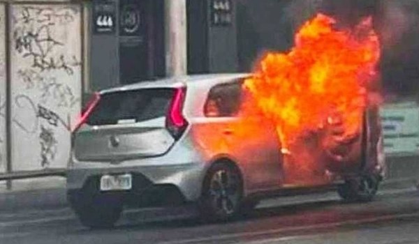 قيود كورونا.. محتج أسترالي يحرق نفسه ويشعل سيارته