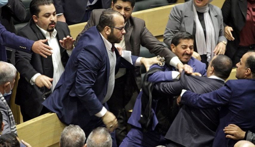 البرلمان الأردني يعتذر عن حادثة العراك بين النواب