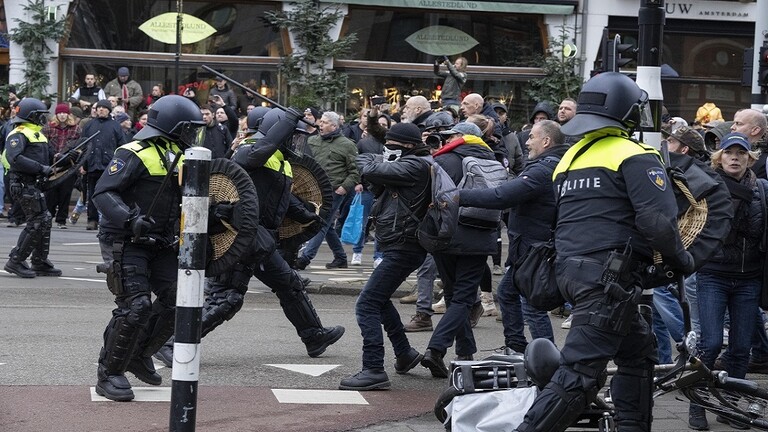 الشرطة تفرق المحتجين على قيود كورونا في أمستردام