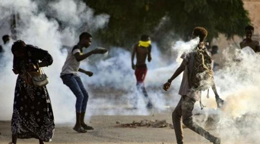 الأمن السوداني يطلق الغاز المسيل لدموع لتفريق المتظاهرين قرب القصر الجمهوري