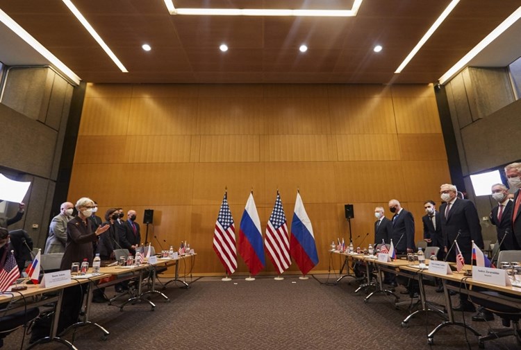 محادثات روسية أمريكية موسّعة في جنيف تخص الضمانات الأمنية