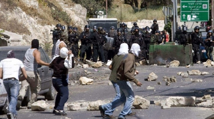 مقاومون فلسطينيون يطلقون النار صوب جيش الاحتلال بمخيم جنين