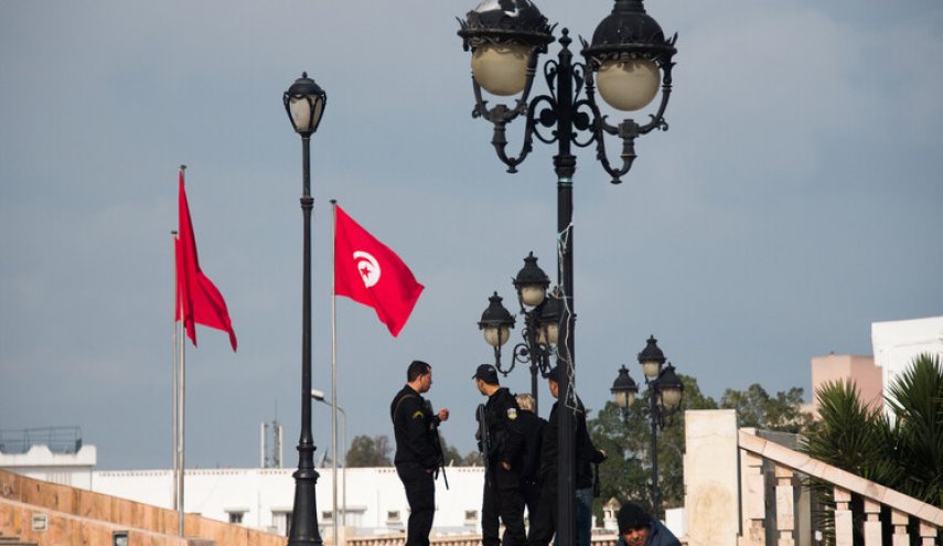 سلطات تونس تفرض حظرا ليليا للتجوال