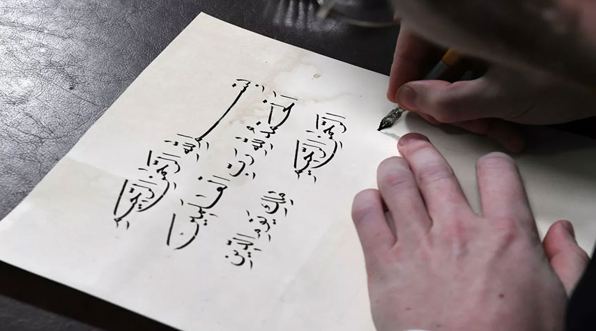 كتابة القرآن الكريم بخط اليد في روسيا