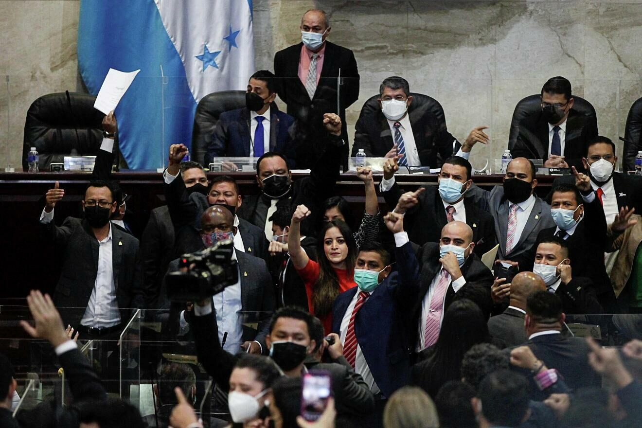 مرشح رئاسة برلمان هندوراس يهرب من خلف المنصة
