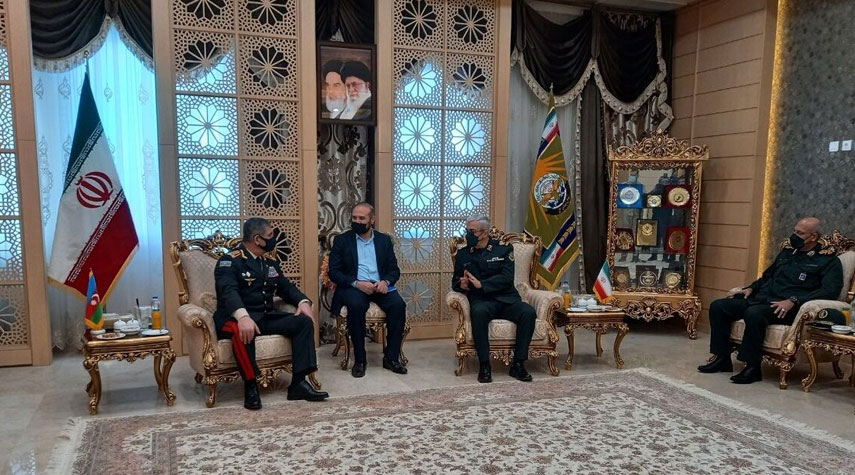 وزير الدفاع الأذربيجاني يجري مباحثات مع رئيس الأركان الإيراني
