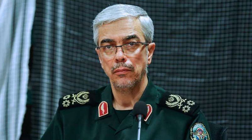 اللواء باقري يؤكد على تطوير التعاون العسكري بين طهران وباكو