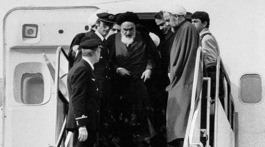 في ذكرى عودة الإمام الخميني... جرس الثورة يدق في جميع مدارس إيران