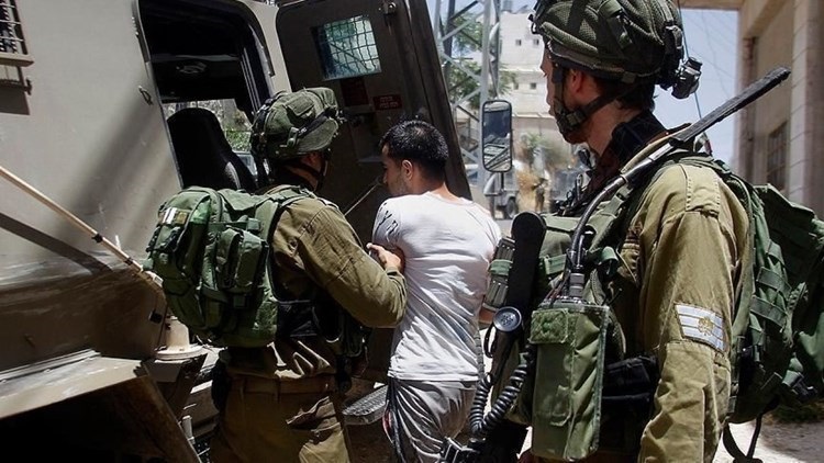 الاحتلال الصهيوني يعتقل عشرات الفلسطينيين في الضفة الغربية والقدس