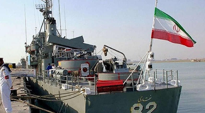 السفن الايرانية تنقذ طاقم سفينة بنمية نشب فيها حريق