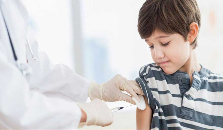 رسميا.. إيران تبدأ حملة تطعيم الأطفال فوق 5 سنوات ضد كورونا 