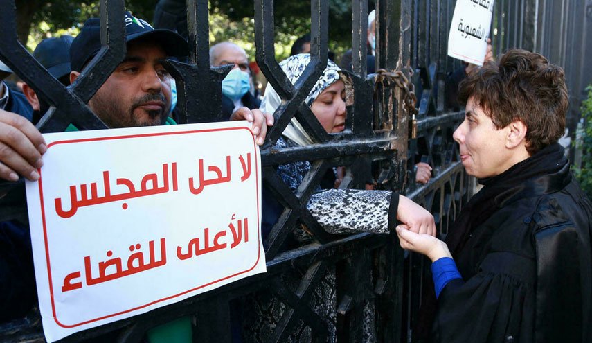 تونس: احتجاج القضاة والمحامين على حل المجلس الأعلى للقضاء