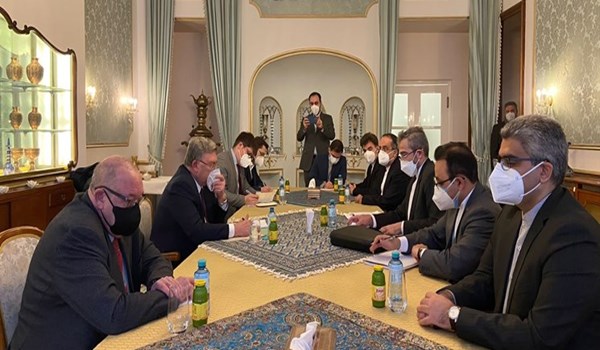 كبير المفاوضين الايرانيين يجري مشاورات مع رئيس الوفد الروسي