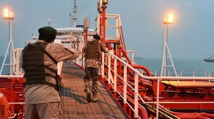 البحرية الإيرانية تضبط سفينتين تحملان وقوداً مهرباً في الخليج الفارسي
