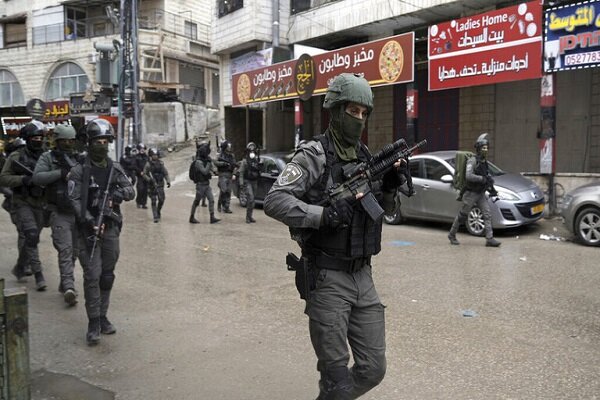 مداهمات واعتقالات واسعة في صفوف الفلسطينيين في مناطق متفرقة بالضفة