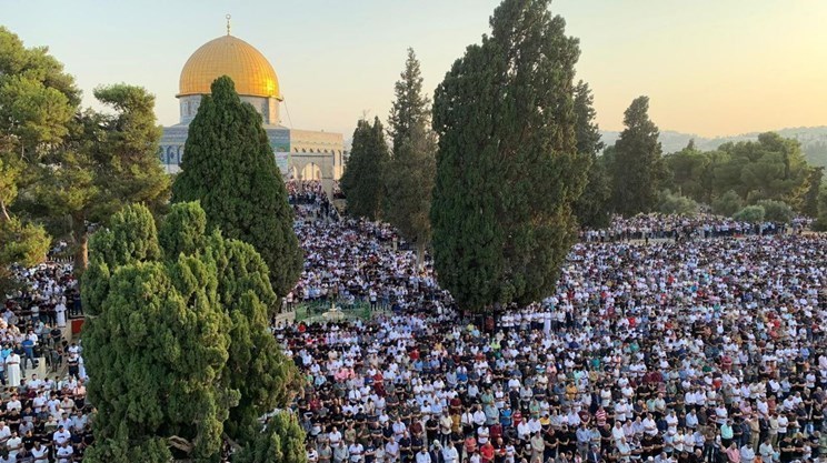 أكثر من 65 ألفا يؤدون هذا اليوم صلاة الجمعة في المسجد الأقصى