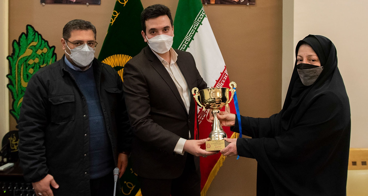 إيرانية تهدي ميدالياتها الدولية والآسيوية للمتحف الرضوي