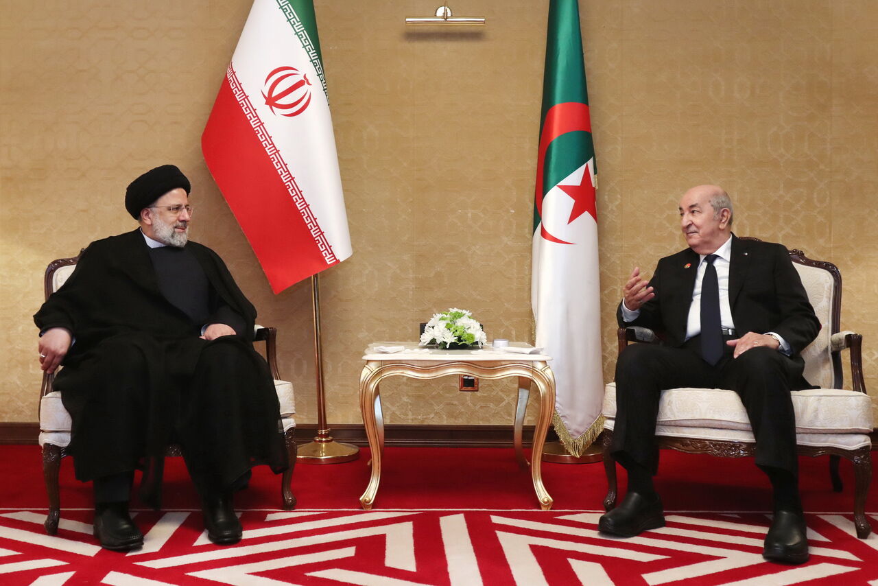 رئيسي يدعو لتنمية العلاقات بين ايران والجزائر
