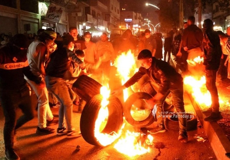 فلسطين المحتلة : مواجهات عنيفة وشبان يحرقون خيمة لجيش الاحتلال