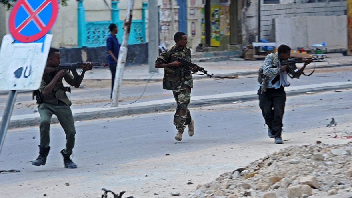 رئيس وزراء الصومال يوجه بتكثيف عمليات مكافحة الإرهاب