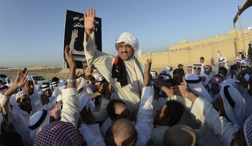 معارضون كويتيون يعودون إلى بلدهم إثر العفو الأميري