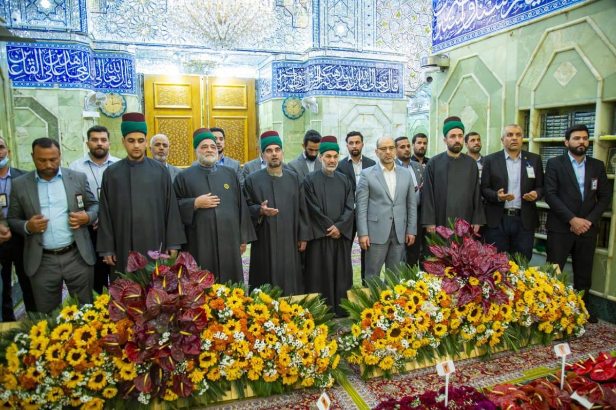 بالصور.. تزيين مرقد أبي الفضل العباس عليه السلام بأكاليل الزهور